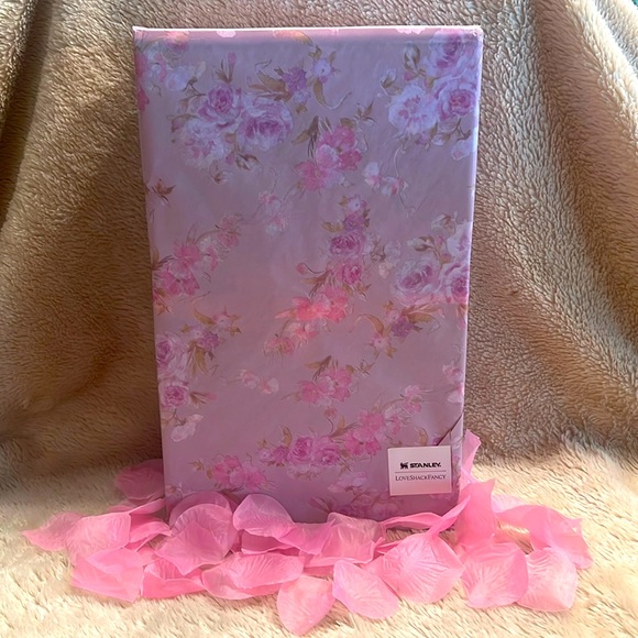 THE STANLEY X LOVESHACKFANCY
QUENCHER Happy Thoughts 40oz Tumbler - Picture 16 of 17